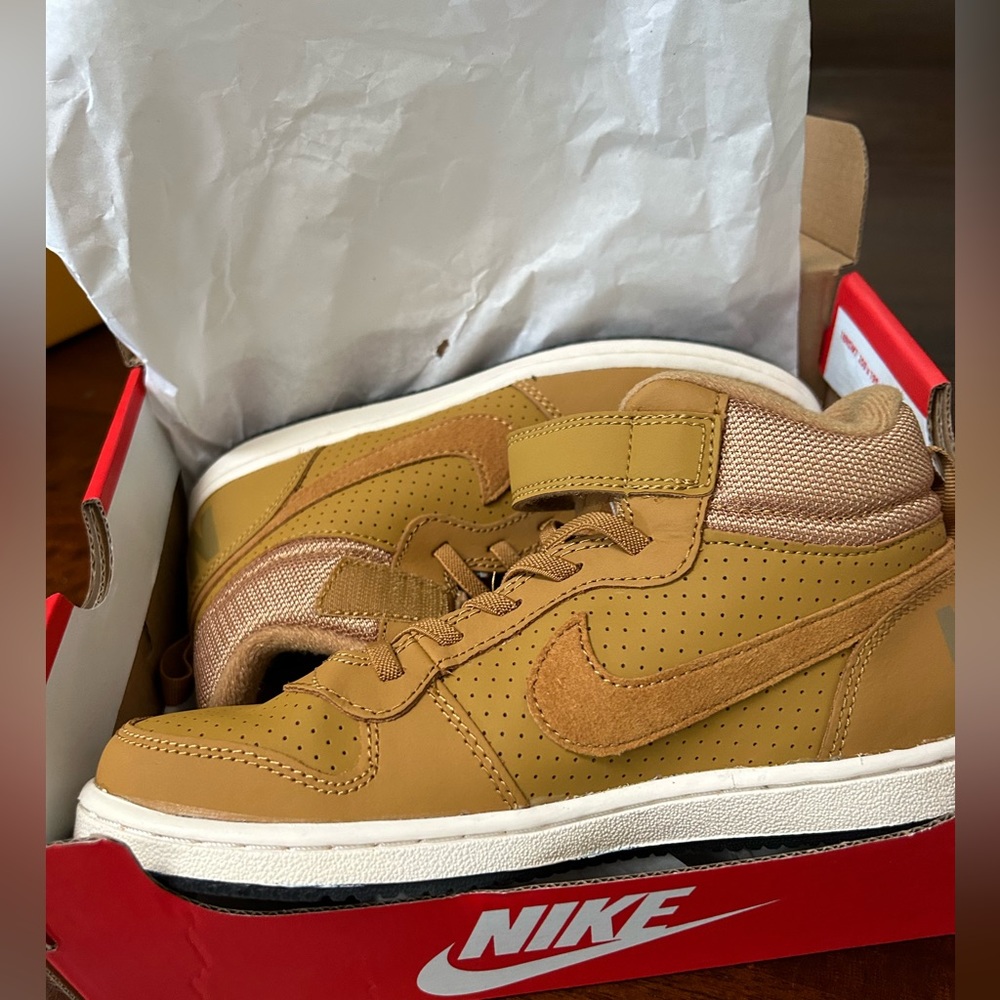 Nike Court Borough Mid